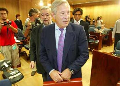 El secretario general del PP de Madrid, a su llegada a la comisión de investigación.