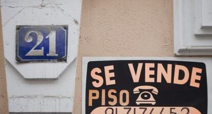 Cartel de "Se vende piso", en la fachada de un edificio en Madrid.