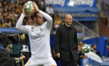 Bale saca de banda bajo la mirada de Zidane en el Real Madrid - Alavés del pasado 30 de noviembre.