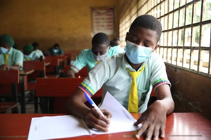Un estudiante de secundaria en pleno examen en el instituto Babs Fafunwa Millennium del distrito de Ojodu, en Lagos (Nigeria), el 26 de agosto de 2020. Los centros educativos de la ciudad abrirán en septiembre, tras cinco meses de cierre por la pandemia.