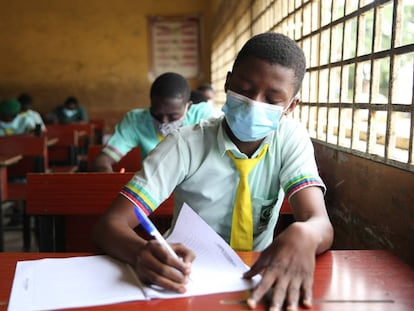 Un estudiante de secundaria en pleno examen en el instituto Babs Fafunwa Millennium del distrito de Ojodu, en Lagos (Nigeria), el 26 de agosto de 2020. Los centros educativos de la ciudad abrirán en septiembre, tras cinco meses de cierre por la pandemia. 