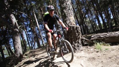 Un ciclista por el monte Abantos.