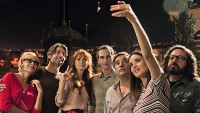 De izquierda a derecha, Belen Rueda, Eduardo Noriega, Juana Acosta, Ernesto Alterio, Eduard Fernández, Dafne Fernández (con el móvil en la mano para un 'selfie') y Pepón Nieto, en 'Perfectos desconocidos'.