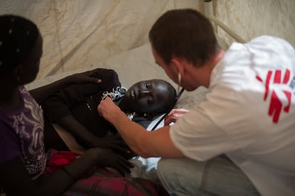 Un médico de MSF trata a una joven en una clínica móvil en el campo de refugiados en los terrenos de la Misión de la ONU para Sudán del Sur, en Juba, el 12 de enero.