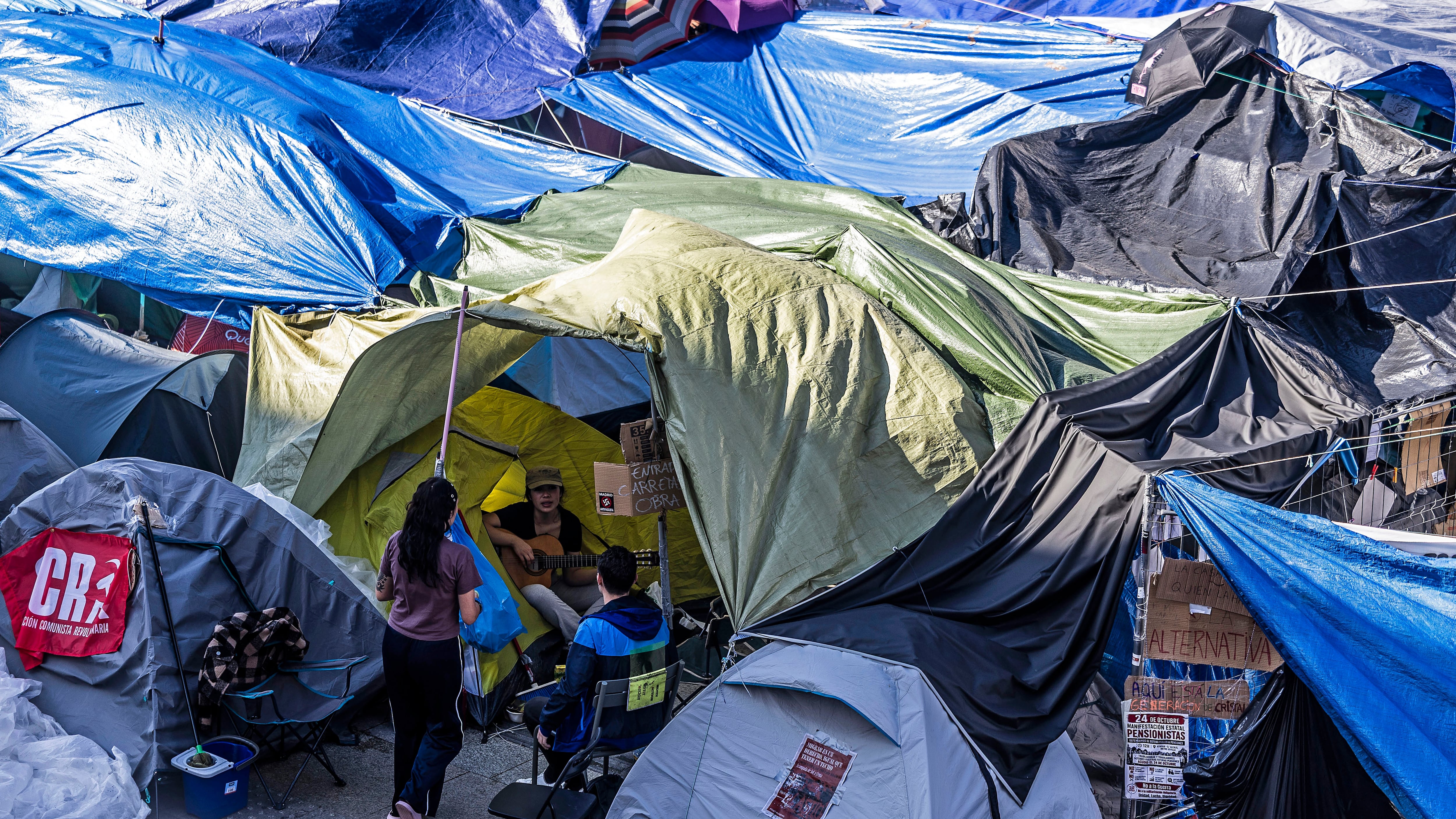 La vida en la acampada de Sol, una ciudad espontánea en el corazón de Madrid donde Ayuso dice que hay “terrorismo”