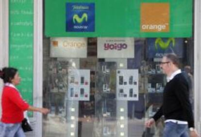 Escaparate de una tienda de telefonía.