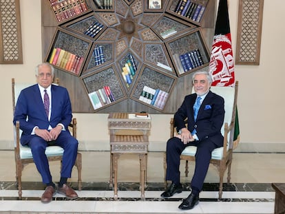 El enviado especial de Estados Unidos para Afganistán, Zalmay Khalilzad, durante su reunión con el presidente del Consejo de Paz, Abdullah Abdullah, la semana pasada.