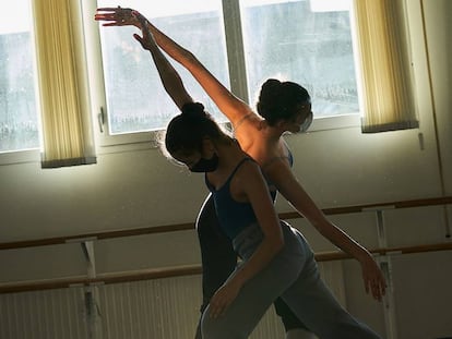 Unas niñas durante un ejercicio de danza.