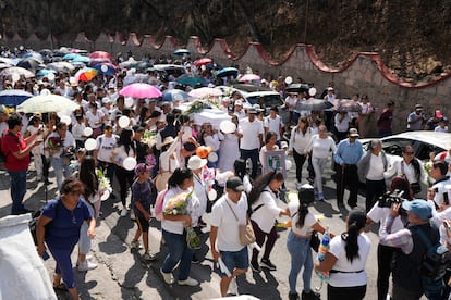 Pobladores del municipio de Taxco acompañan a la familia de Camila Gómez, en el cortejo fúnebre.