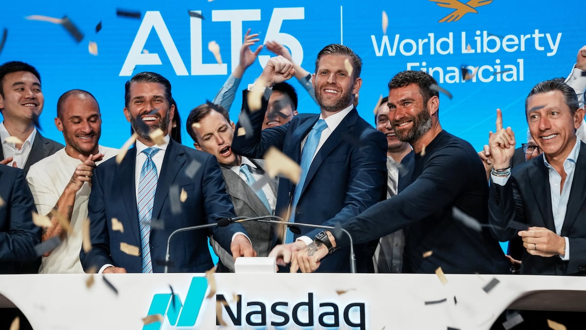 El regulador estadounidense concede la licencia bancaria a la empresa cripto de los Trump