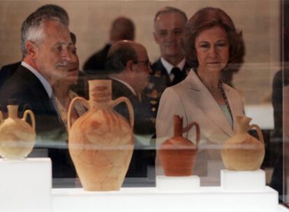 El presidente de la Junta, José Antonio Griñán, y la reina Sofía durante la inauguración ayer de la nueva sede de Medina Azahara. 
/ f. j. vargas
Los arquitectos de la nueva sede han intentado reducir el impacto visual sobre el yacimiento.