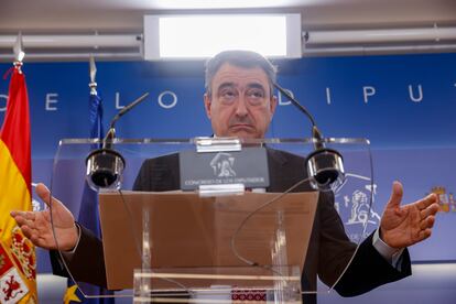 Aitor Esteban da una rueda de prensa en el marco de la celebración de la reunión de la Junta de Portavoces, este martes en el Congreso de los Diputados. 
