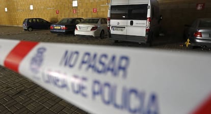 Cordón policial en el aeropuerto de Sevilla, donde estaba el cuerpo de la víctima.