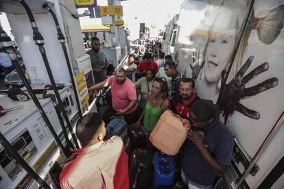 Decenas de personas hacen fila para comprar gasolina una de las pocas estaciones de combustible con producto disponible en Brasil