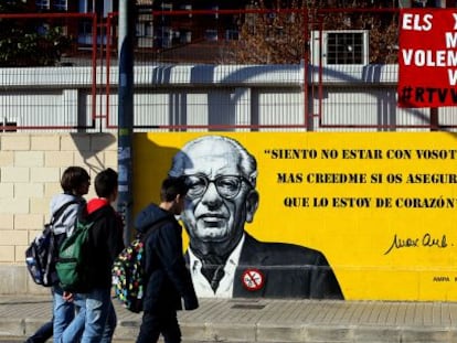 Pancarta de protesta contra el cierre de RTVV en el colegio Max Aub de Valencia.