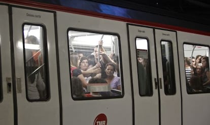 Un convoy del metro en la parada de plaza de España, en 2012.