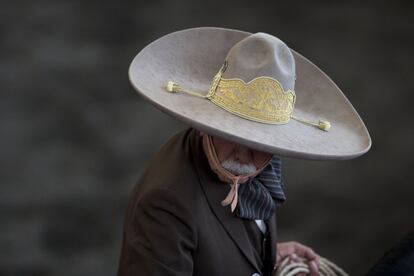 Francisco Armando Juárez Manzur, de 40 años, se prepara para competir conla Asociación Nacional de Charros durante una charreada en la Ciudad de México celebrada el pasado 28 de febrero. Cuenta que ha visto a charros de hasta 92 años. Pero, afirma, "hay algunos trucos como monte del toro o el paso de la muerte que generalmente los practican los jóvenes, porque los golpes son muy fuertes".