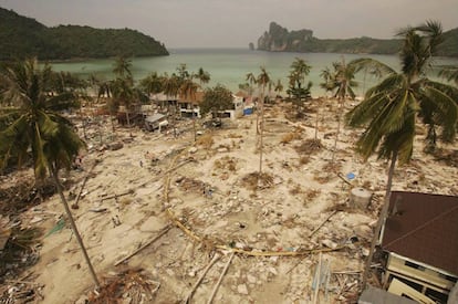 Una de las playas del archipiélago Kho Phi Phi (Tailandia) devastada por el tsunami de 2004.