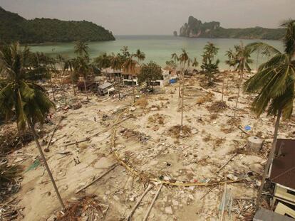 Una de las playas del archipiélago Kho Phi Phi (Tailandia) devastada por el tsunami de 2004.