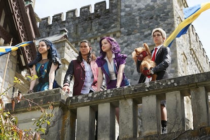 De izquierda a derecha, Sofia Carson, BooBoo Stewart, Dove Cameron y Cameron Boyce en un fotograma de la película 'Los descendientes'.