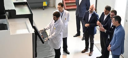 Pedro Sánchez, en la visita a las instalaciones de Clue Technologies, en Málaga.