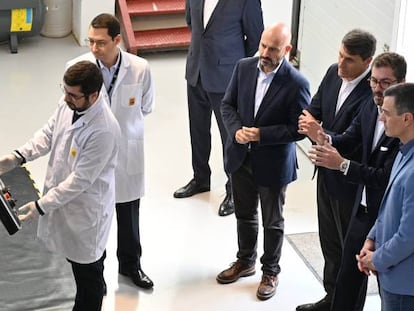 Pedro Sánchez, en la visita a las instalaciones de Clue Technologies, en Málaga.