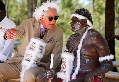El príncipe Carlos lleva una cuerda mulka, una cinta de pelo de plumas, mientras asiste a una ceremonia de bienvenida tradicional en Mount Nhulun  (Australia).