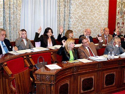 Los concejales del PP, ayer, durante la votación a mano alzada en el pleno del Ayuntamiento de Alicante.