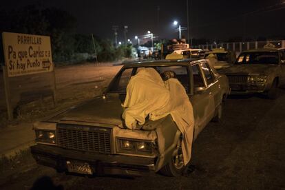 Algunos conductores duermen sobre sus autos mientras esperan la llegada del escaso combustible en largas filas en las gasolineras. En medio del agudo caos económico, el Banco Central de Venezuela anunció la emisión de tres nuevos billetes de 10.000 (1,6 dólares), 20.000 (3,2 dólares) y 50.000 bolívares (8,1 dólares). La medida, anunciada por los funcionarios de Nicolás Maduro, sentencia un país que sobrevive en un inédito marco hiperinflacionario.