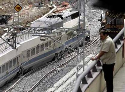 El Euromed que descarriló ayer a primera hora de la mañana en El Prat de Llobregat.