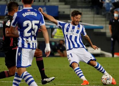 David Silva golpea el balón en el partido entre la Real Sociedad y el Real Madrid el pasado domingo en el Reale Stadium.