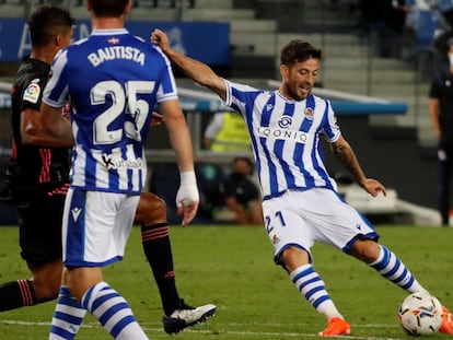 David Silva golpea el balón en el partido entre la Real Sociedad y el Real Madrid el pasado domingo en el Reale Stadium.