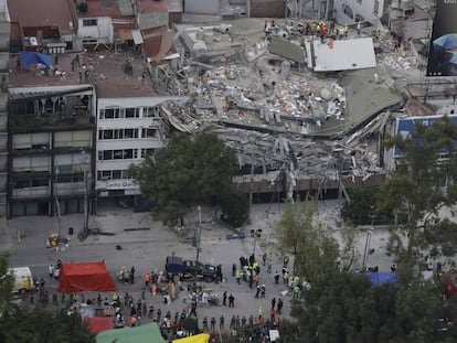 El edificio derrumbado de la calle Álvaro Obregón en el que quedó atrapado un español.