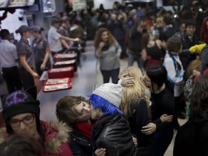 Protesta contra la expulsi&oacute;n de una pareja de chicos en el Burger King de la Plaza de los Cubos de Madrid el s&aacute;bado 6 de diciembre.