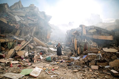 Menciones especiales del jurado. Ataques aéreos israelíes en Gaza. 
Una residente de Al Zahra caminaba entre los escombros de las casas destruidas por los ataques aéreos israelíes, en la ciudad de Gaza, el 19 de octubre de 2023. Los ataques alcanzaron unos 25 bloques de apartamentos en el barrio universitario y residencial.