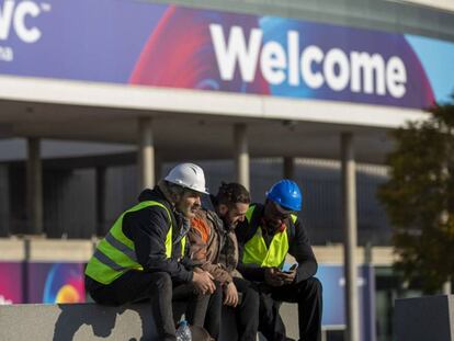 Un grupo de trabajadores en las inmediaciones de Fira Barcelona.