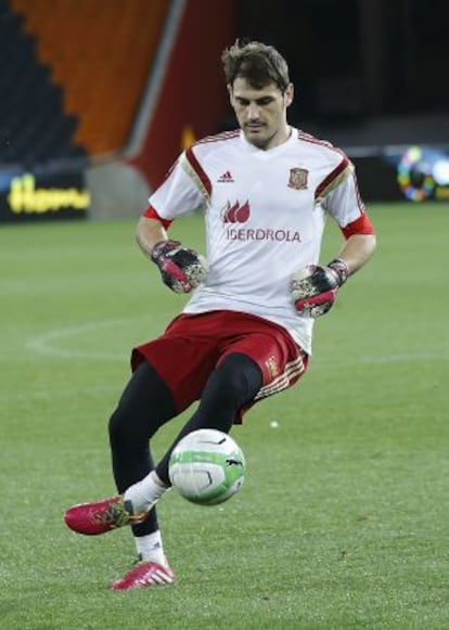 Iker Casillas, ayer, durante el entrenamiento en el Soccer City.