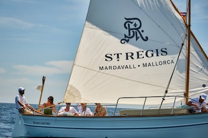 Los huéspedes de St. Regis Mardavall Mallorca Resort pueden, desde este verano, alquilar un tradicional llaüt mallorquín para navegar por las cristalinas aguas de Mallorca de una forma completamente sostenible y con cero emisiones. El hotel ha adquirido recientemente al astillero Medvolt Marine, la primera embarcación de este tipo, con un motor 100% eléctrico de última generación, con lo que sus huéspedes podrán disfrutar de una navegación más silenciosa y, sobre todo, más sostenible en todos los aspectos. Así, podrán alquilar la embarcación, que tiene una ocupación para un máximo de siete personas más el patrón, por un mínimo de dos horas y tendrán a su disposición máscaras de buceo y una selección de refrescos y aperitivos. Está disponible desde 707 euros y las reservas se realizan directamente en el hotel, así como a través de la agencia de eventos LifeXperiences.