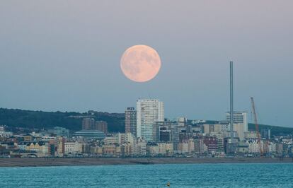 Vista de la superlluna sobre Brighton, Gran Bretanya.