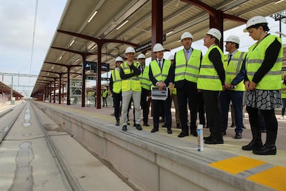 El ministro de Transportes, Óscar Puente, y el secretario de Estado de Transportes, José Antonio Santano, junto a otros responsables del ministerio, esta mañana en los nuevos andenes de la estación de Madrid-Chamartín.