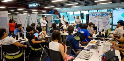 Antonio Caruana, responsable de Servicios Técnicos e Innovación de Iberdrola México, ejerciendo de juez durante el Hackathon organizado por la compañía junto con el Tec de Monterrey, México, 2024.