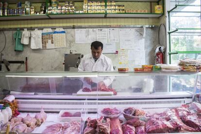 Omar Faruk es de Bangladesh. Lleva en España ocho meses, cuatro de ellos trabajando como carnicero en la calle de Lavapiés. Faruk garantiza que la carne que se vende en su establecimiento es 'halal': sigue los preceptos de las creencias musulmanas.