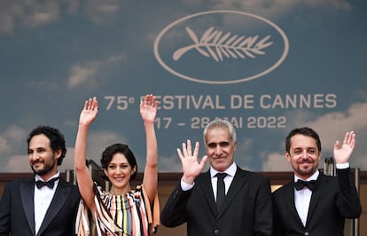 De izquierda a derecha, el director Ali Abbasi, la actriz Zahra Amir Ebrahimi, el intérprete Mehdi Bajestani, y el productor Jacob Jarek en Cannes a su llegada la proyección de la película 'Holy Spider'.