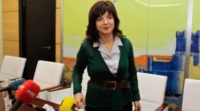 La alcaldesa de Villena, Celia Lledó, del PP, en la conferencia de prensa celebrada hoy en el Ayuntamiento.