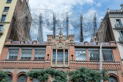 La instalación 'Letter to the Mother', de Elena del Rivero, en la fachada del Museu Tàpies, en Barcelona.