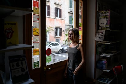 Veronica Raimo, en la librería cafetería Lo Yeti, en el barrio de Pigneto.