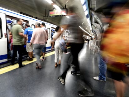 Varias personas esperan el Metro en la estación de Atocha.