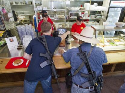 Dos hombres compran una hamburguesa despu&eacute;s de un evento a favor de la posesi&oacute;n de armas en Houston.