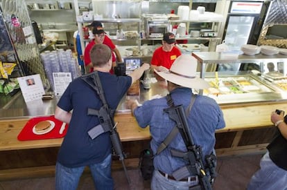 Dos hombres compran una hamburguesa despu&eacute;s de un evento a favor de la posesi&oacute;n de armas en Houston.