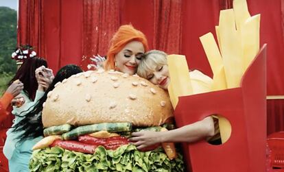 Katy Perry y Taylor Swift firman la paz con un abrazo en ‘You Need To Calm Down’.
